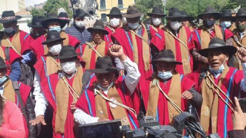 Ponchos Rojos piden a Evo Morales no meter su dedo en la designaci�n de candidatos